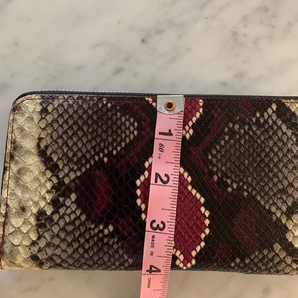 Massimo Dutti leather snake skin wallet in beautiful raspberry colour - Picture 4 of 6
